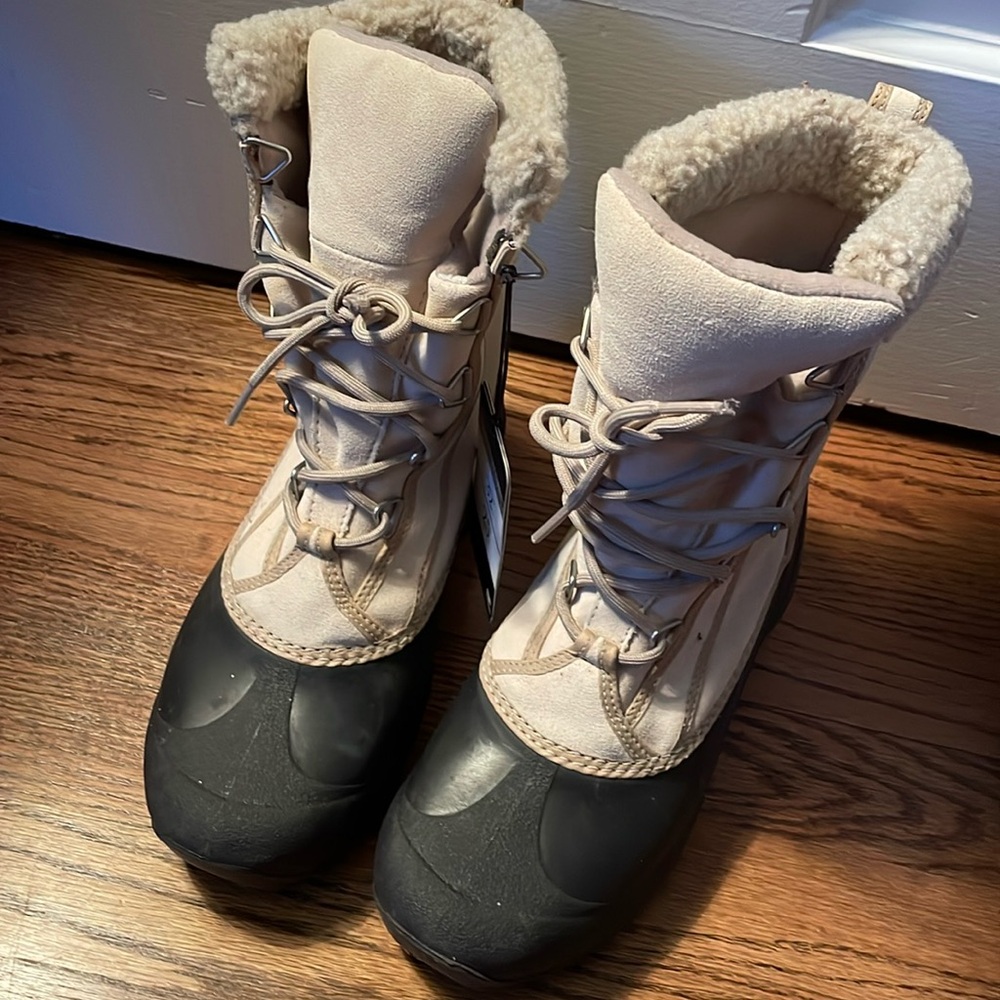 NWT! Warm and cozy cute Sorel fuzzy winter boots 7.5 💝